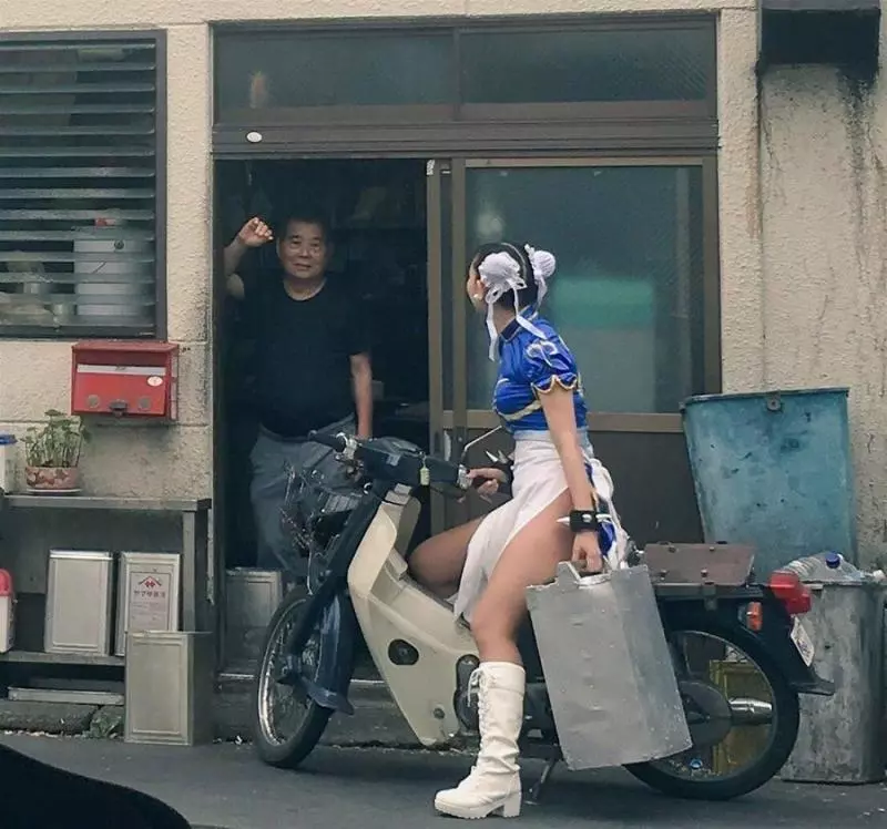 中華料理店驚見「春麗外送員」,轉過頭一瞬間,全網驚呼:我又戀愛了