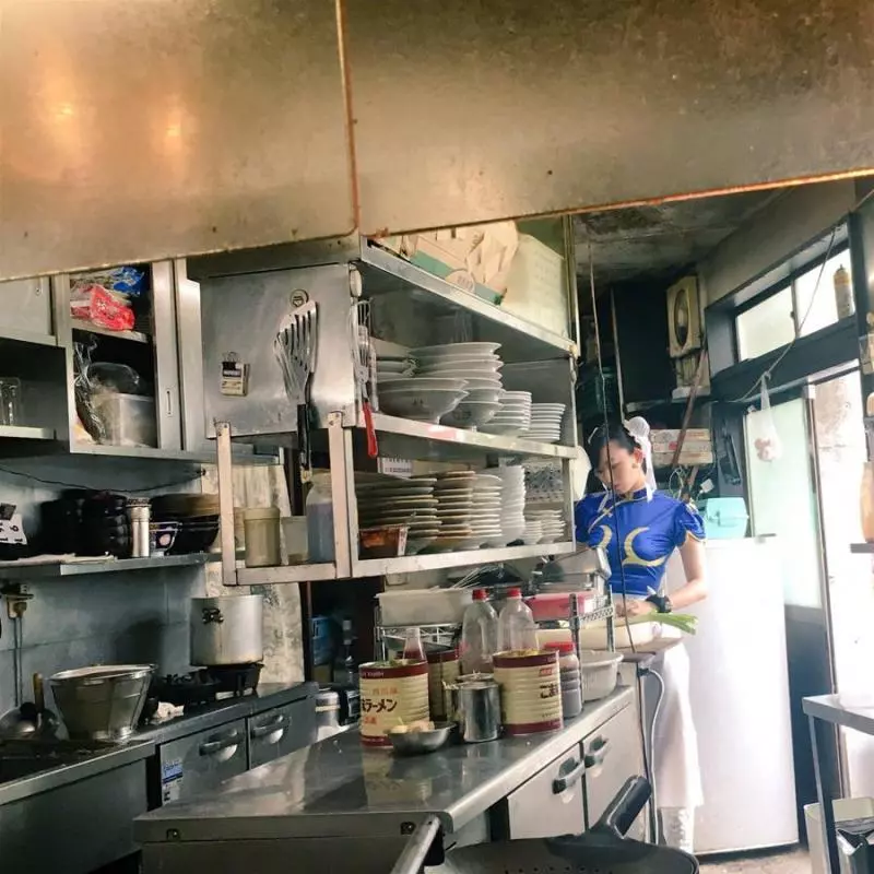 中華料理店驚見「春麗外送員」,轉過頭一瞬間,全網驚呼:我又戀愛了