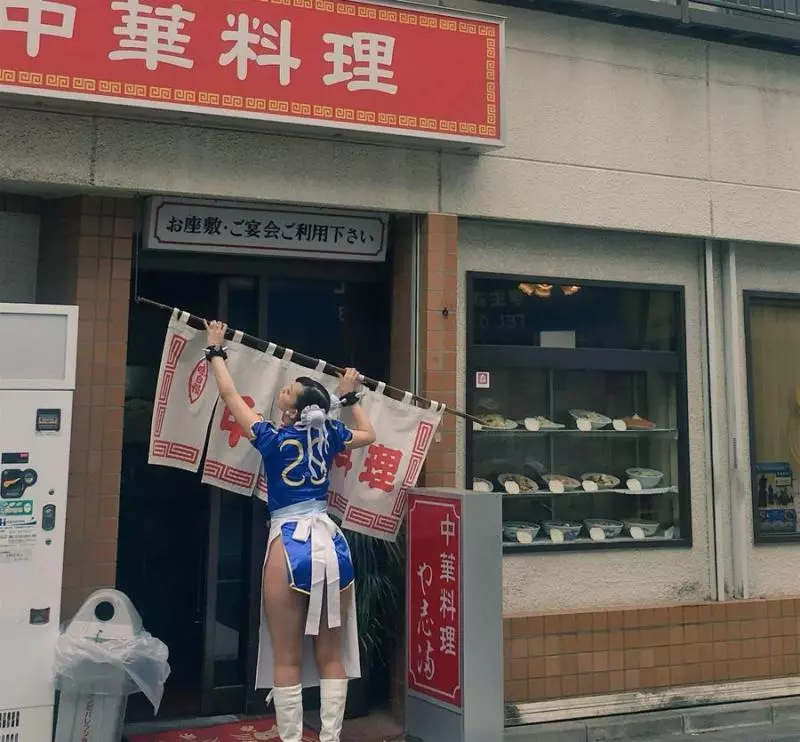 中華料理店驚見「春麗外送員」,轉過頭一瞬間,全網驚呼:我又戀愛了
