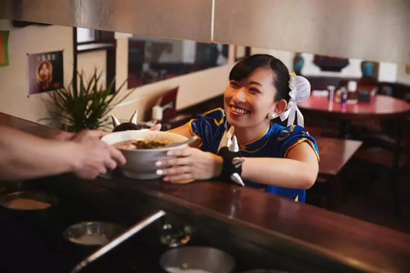 中華料理店驚見「春麗外送員」,轉過頭一瞬間,全網驚呼:我又戀愛了