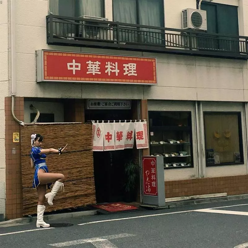 中華料理店驚見「春麗外送員」,轉過頭一瞬間,全網驚呼:我又戀愛了