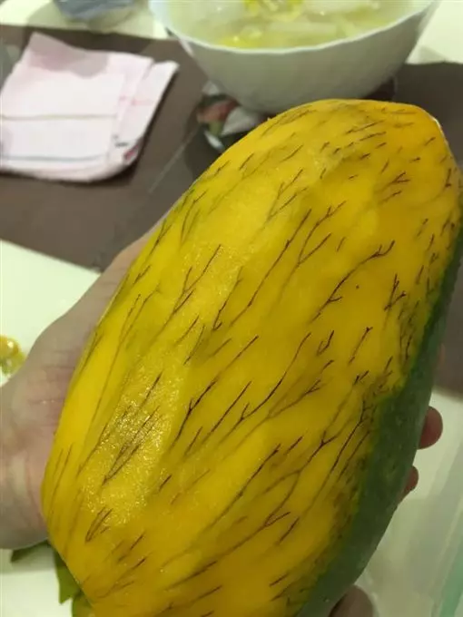 她把芒果剝皮後「驚見濃密腿毛」!發問:這還可以吃嗎?網友忙制止「趕快丟掉」!