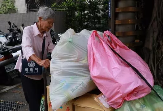 新莊78嵗拾荒老奶奶,3餐花費不到100元!還把畢生積蓄拿出來做這件事,感動了全新北的人!