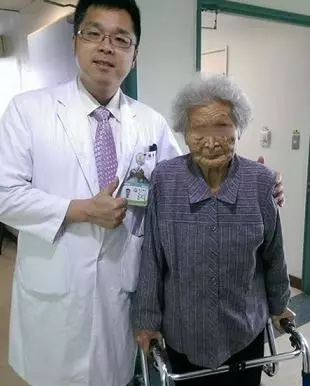 彰化陳醫生為85嵗阿嫲開刀,但被健保署刪醫療費!! 醫生「這麼回應」,網狂讚:「太霸氣了,這才是良醫」!