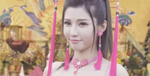 神級仕女出現在高雄玄鳳堂祭典!信徒:該南下了