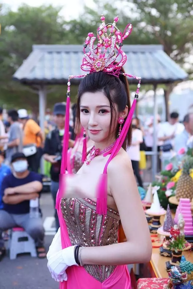 神級仕女出現在高雄玄鳳堂祭典!信徒:該南下了