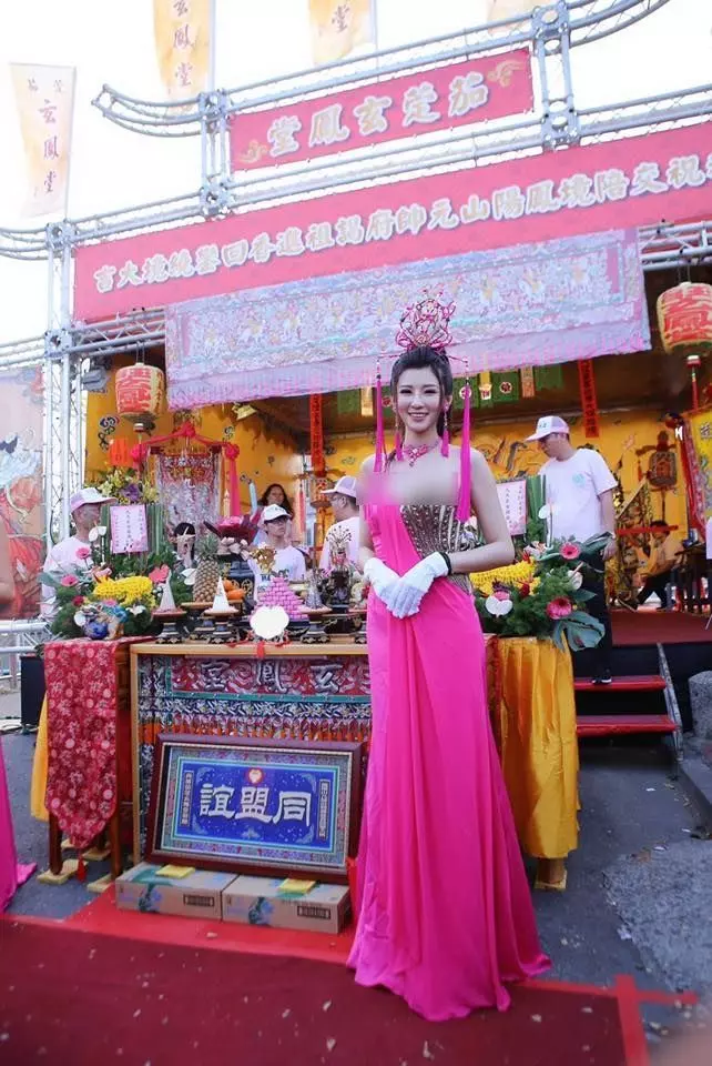 神級仕女出現在高雄玄鳳堂祭典!信徒:該南下了