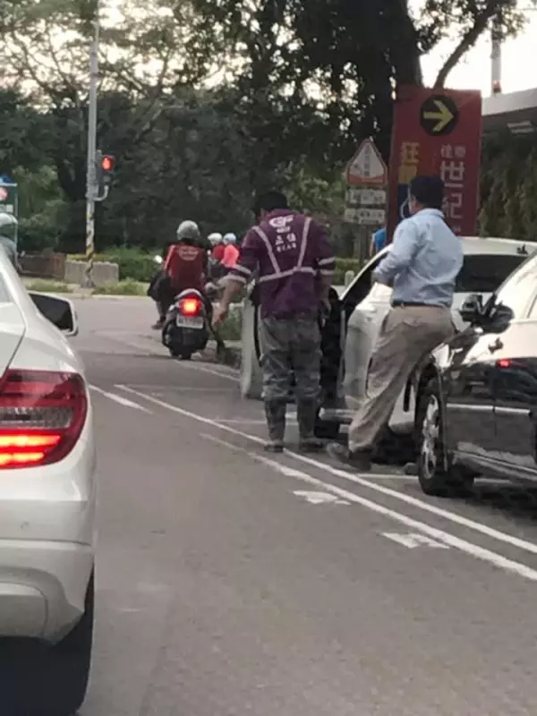 別小看任何人!工地男「腳踩破舊雨鞋」 突然走到路邊「接著默默上車」網一看傻眼:最低調有錢人