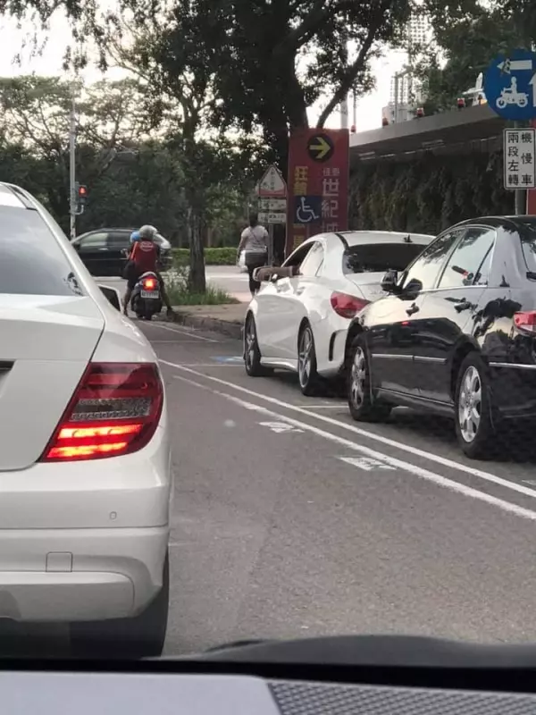 別小看任何人!工地男「腳踩破舊雨鞋」 突然走到路邊「接著默默上車」網一看傻眼:最低調有錢人