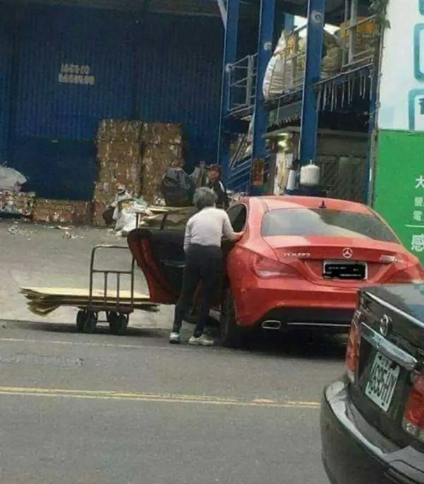 別小看任何人!工地男「腳踩破舊雨鞋」 突然走到路邊「接著默默上車」網一看傻眼:最低調有錢人