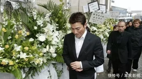 梅艷芳葬禮上成龍遲到,向華強讓他當場下跪,如今真相浮出水面!