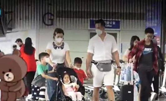 陳豪一家準備出發旅遊,去到機場因證件過期,最後只能敗興而歸!