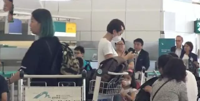 陳豪一家準備出發旅遊,去到機場因證件過期,最後只能敗興而歸!