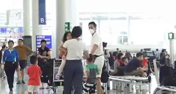 陳豪一家準備出發旅遊,去到機場因證件過期,最後只能敗興而歸!