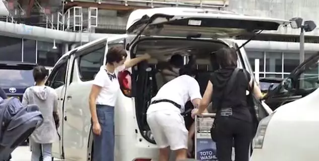 陳豪一家準備出發旅遊,去到機場因證件過期,最後只能敗興而歸!