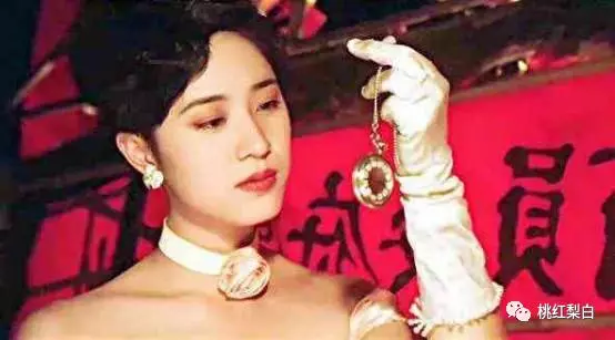 跟李嘉欣周慧敏搶男人敗北,未婚夫卷2.8億跑路,再美有何用?