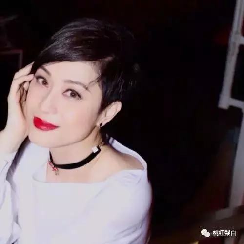 跟李嘉欣周慧敏搶男人敗北,未婚夫卷2.8億跑路,再美有何用?