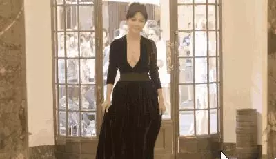 跟李嘉欣周慧敏搶男人敗北,未婚夫卷2.8億跑路,再美有何用?