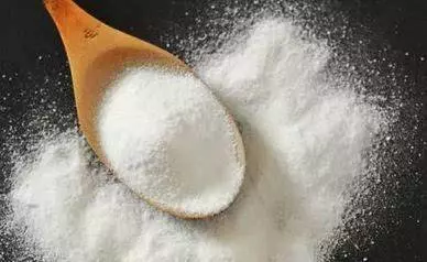 她在床墊撒「小蘇打粉」,家人以為她瘋了!30分鐘後大家嚇一大跳,簡直太實用了!!