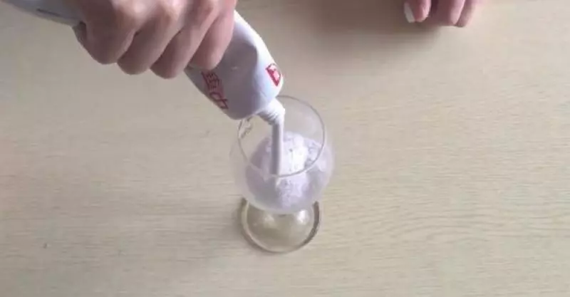 沒想到牙膏加小蘇打這麼厲害,看完我也跟著做了,省錢又實用...