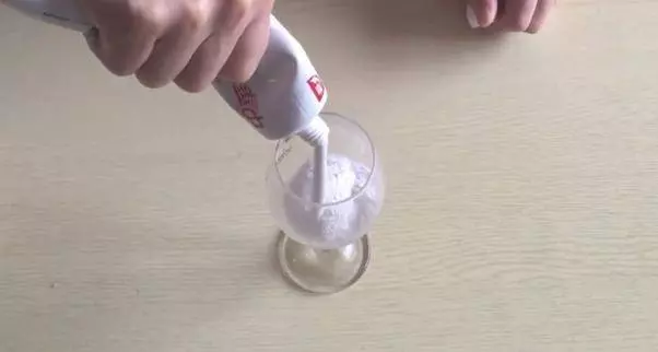 沒想到牙膏加小蘇打這麼厲害,看完我也跟著做了,省錢又實用...