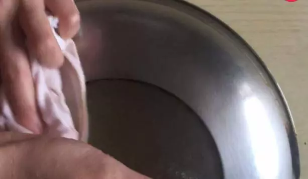 沒想到牙膏加小蘇打這麼厲害,看完我也跟著做了,省錢又實用...