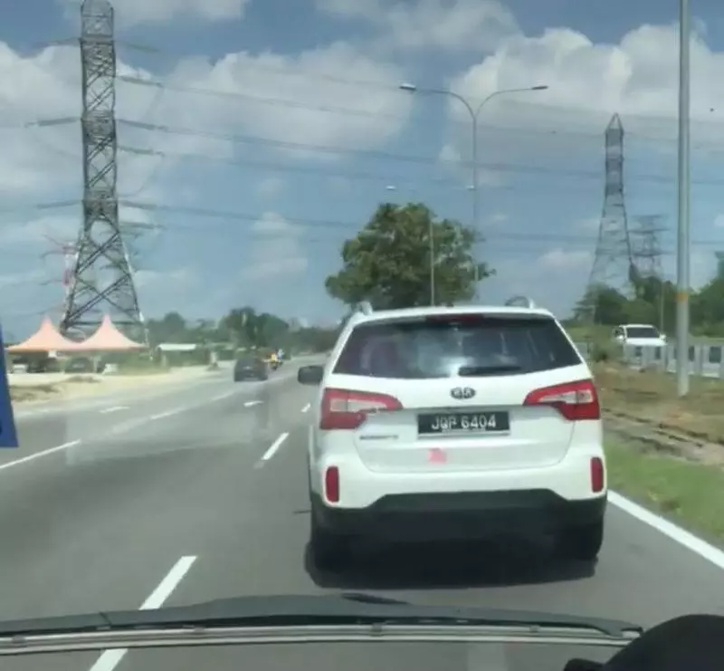 《狠心》這兩輛車不讓救護車過!網友狠批:下一趟載他家人!讓他體會!