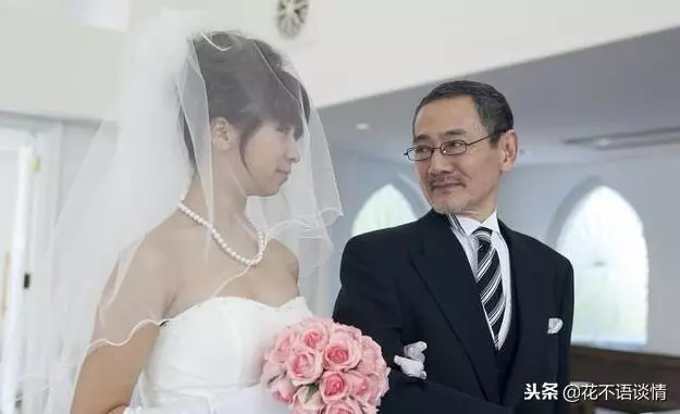生下女兒,婆婆送八千紅包,聽到她和老公對話,我眼淚止不住