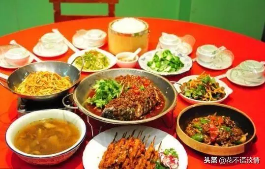 前妻過生日,男子送去禮物,回家看到桌子上的紙條,他紅了眼眶