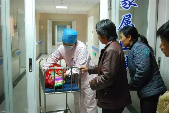 產婦生龍鳳胎,護士來報喜,家人卻都耷拉著臉,聽到解釋醫生落淚