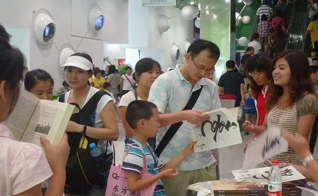 端午節老婆給媽洗腳,我夸老婆孝順,吃飯時老婆一句話,我趕走媽