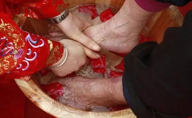 端午節老婆給媽洗腳,我夸老婆孝順,吃飯時老婆一句話,我趕走媽
