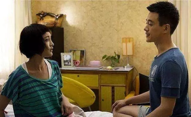 端午節老婆給媽洗腳,我夸老婆孝順,吃飯時老婆一句話,我趕走媽