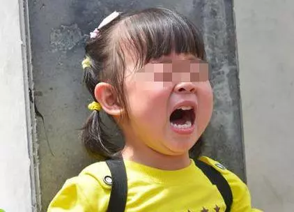 4歲女兒不停地咳嗽,寶媽起疑,偶然瞥見姑姑的嘴唇,寶媽愣了