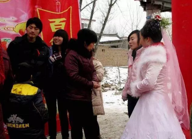 我結婚前婆家沒給彩禮,舉辦婚禮時婆婆還欺負我,母親拉起我就走