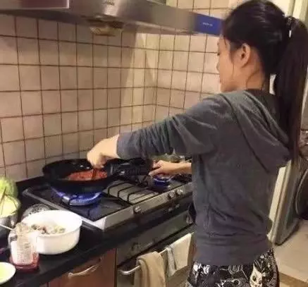 二胎懷上雙胞胎,大姑子主動來照顧,聽到婆婆說的話,我不寒而慄