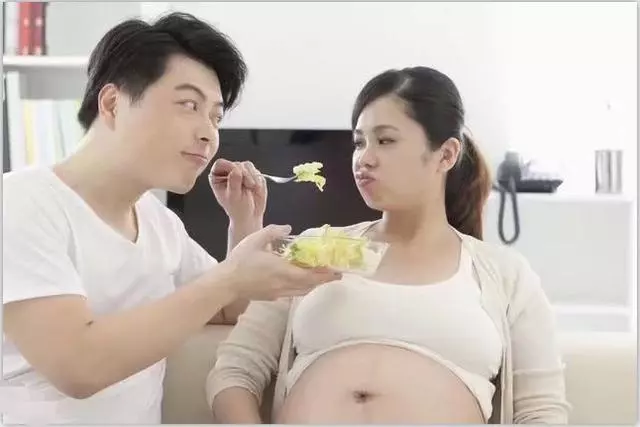 女友懷孕我盡心照顧,一提結婚她百般拒絕,周末一人上門我崩潰了