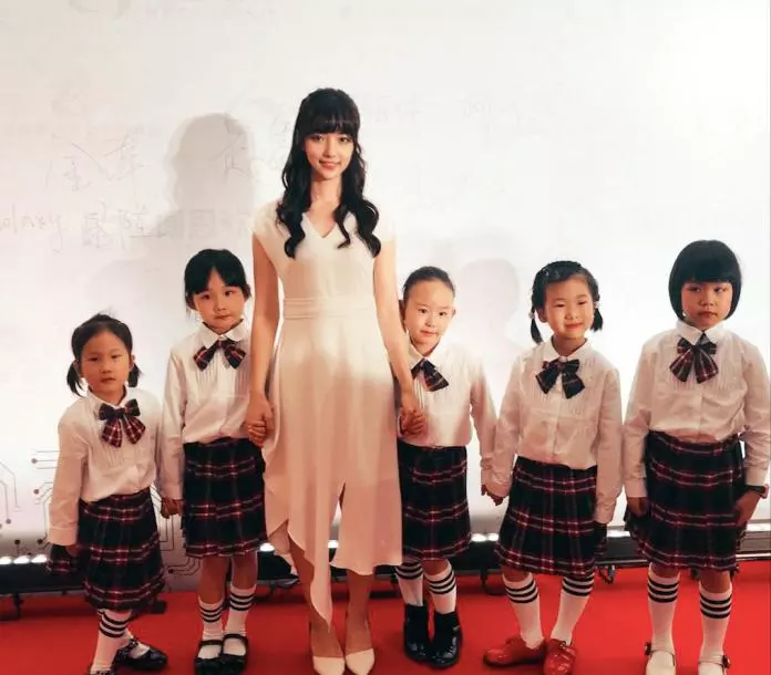 「圍棋女神」黑嘉嘉同時與100位小孩尬棋藝 美貌引關注
