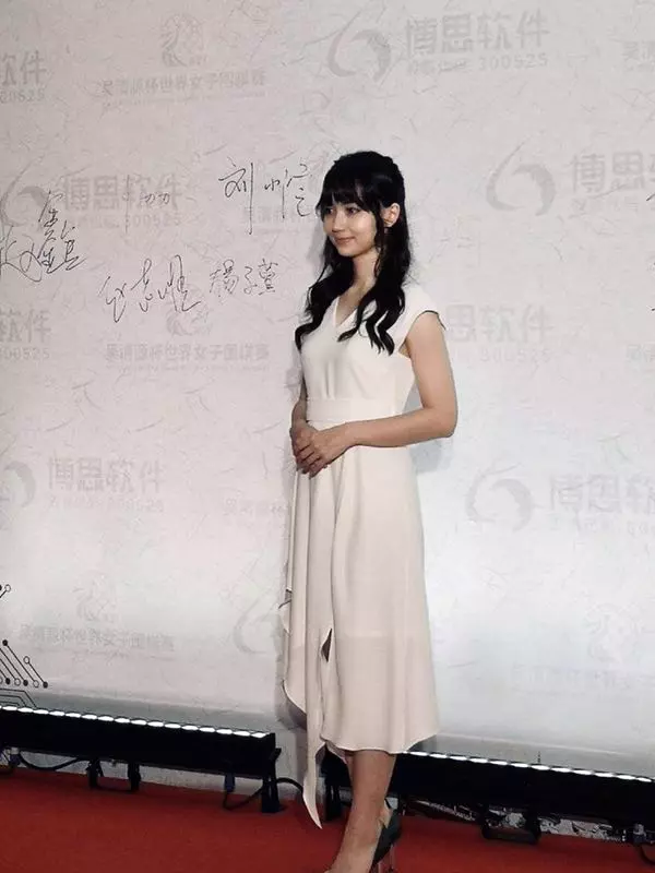 「圍棋女神」黑嘉嘉同時與100位小孩尬棋藝 美貌引關注