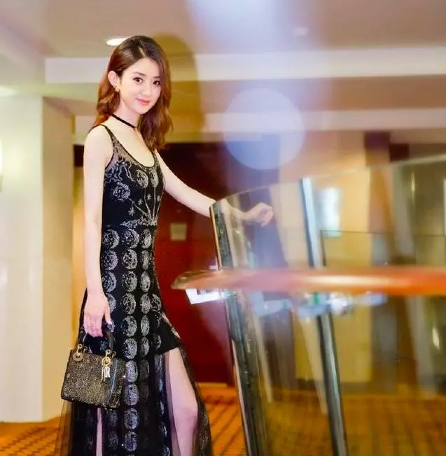 趙麗穎剛出月子就惹爭議?一個小小舉動引起千層浪,火速奔上熱搜!