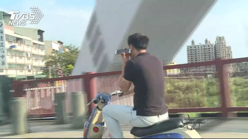 騎電動自行車沒戴安全帽罰300 立院初審 過