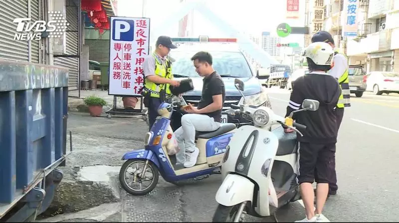 騎電動自行車沒戴安全帽罰300 立院初審 過