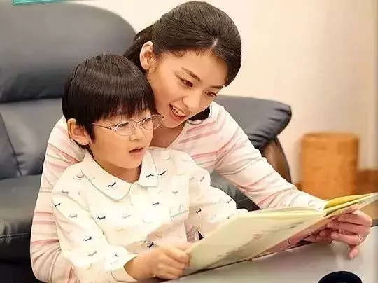 誇孩子要誇在點上,停止誇孩子「你真棒」,史丹福教授:請用以下12種語境鼓勵孩子