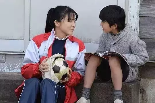 誇孩子要誇在點上,停止誇孩子「你真棒」,史丹福教授:請用以下12種語境鼓勵孩子