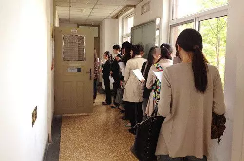 陪碩士女兒面試...奇葩媽跳針狂發12問「太熱怎麼上班」僱主超傻眼...網酸:她適合回家當媽寶