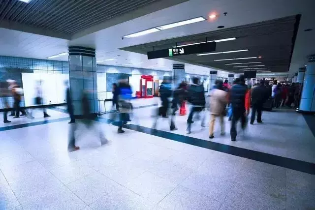 搭飛機時坐到「三角形標誌」下的座位,真的是你賺到了,全機艙乘客都會很羨慕你
