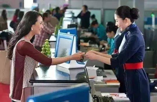 搭飛機時坐到「三角形標誌」下的座位,真的是你賺到了,全機艙乘客都會很羨慕你