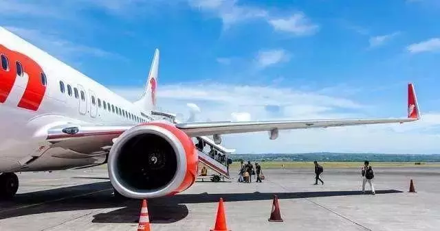 搭飛機時坐到「三角形標誌」下的座位,真的是你賺到了,全機艙乘客都會很羨慕你