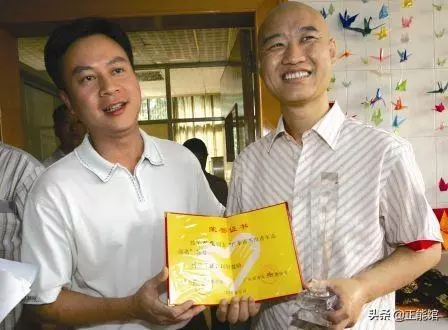 他是明星楷模傾盡所有資助孤兒,死後卻沒錢下葬,遺孀意外被砸死