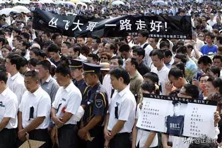 他是明星楷模傾盡所有資助孤兒,死後卻沒錢下葬,遺孀意外被砸死